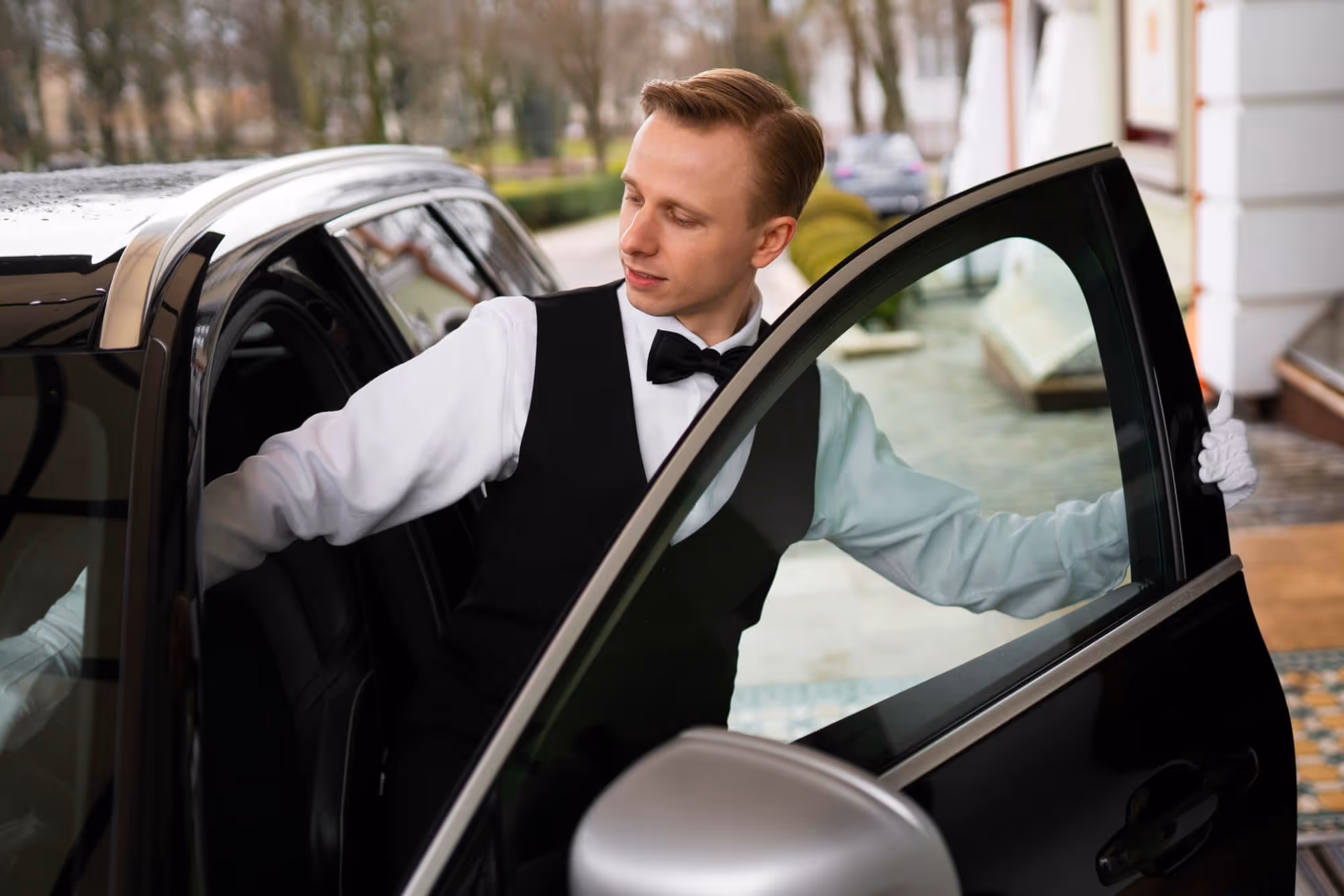 Prevoz za događaje u Beogradu – profesionalni chauffeur otvara vrata za VIP goste